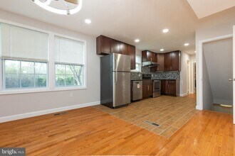 Building Photo - 9004 Roundleaf Way