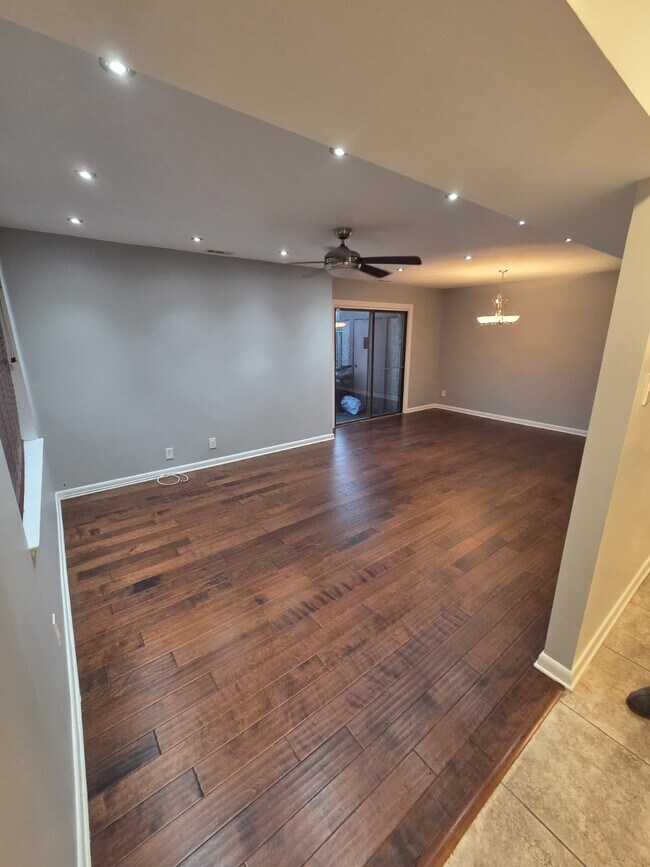 Foto del edificio - 8351 Canning Ter