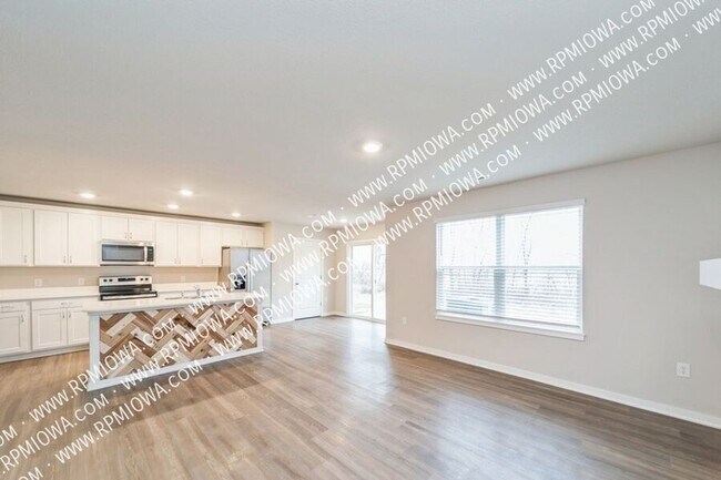 Building Photo - 4533 SE Ember Ln