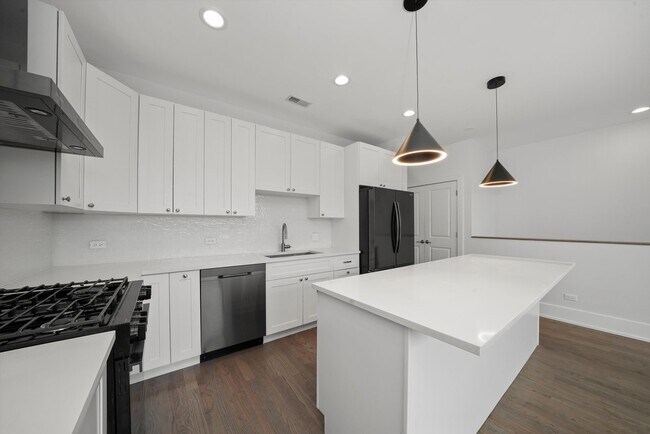 Building Photo - 3415 N Bosworth Ave