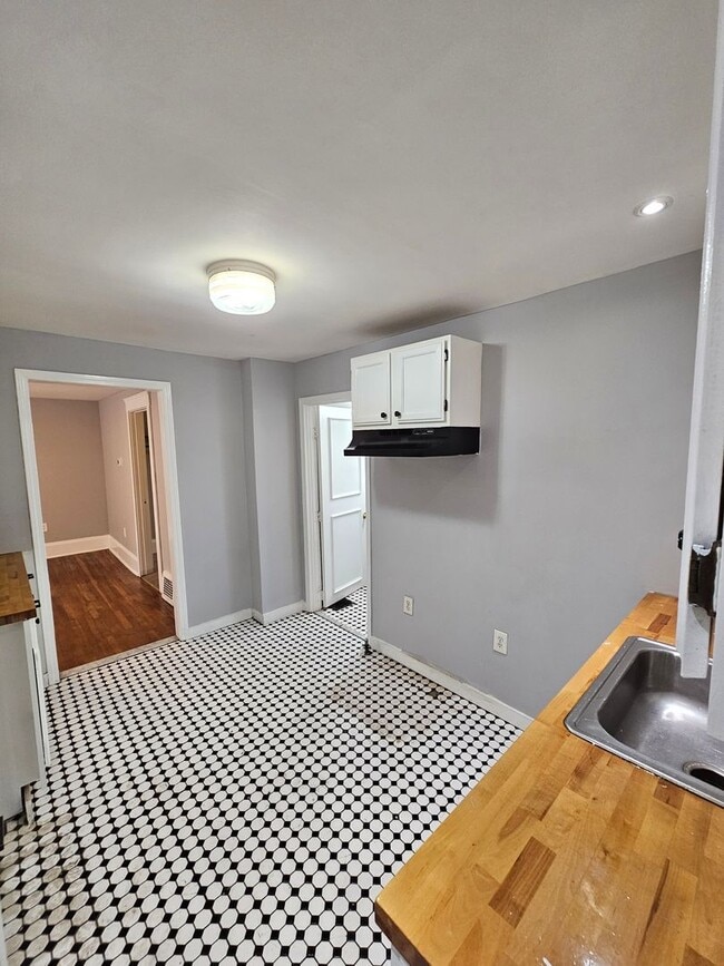 Foto del edificio - Spacious 2 Bedroom in Tremont!!!