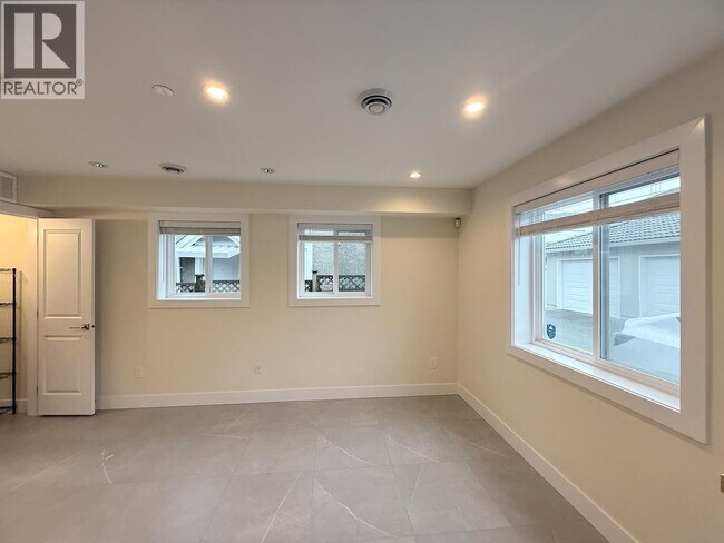 Photo du bâtiment - 6X W 47TH AVENUE