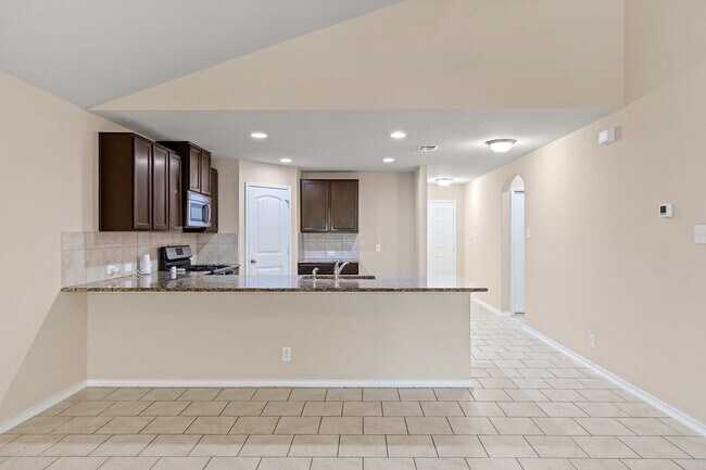 Photo - "Spacious 4-Bedroom Retreat in Schertz wit... Apartment