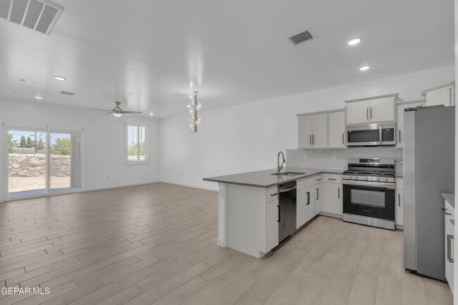 Building Photo - 8919 Eclipse St