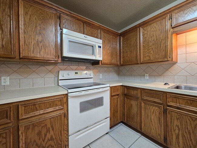 Foto del edificio - RENT REDUCTION & AVAILABLE NOW!