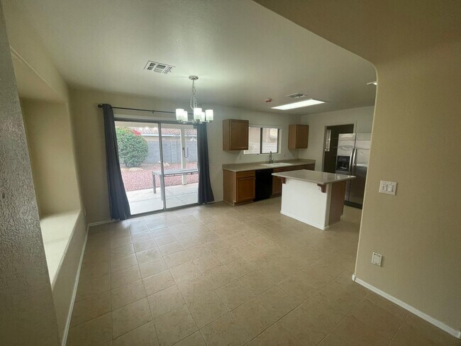 Foto del edificio - 5641 E Flower Ave