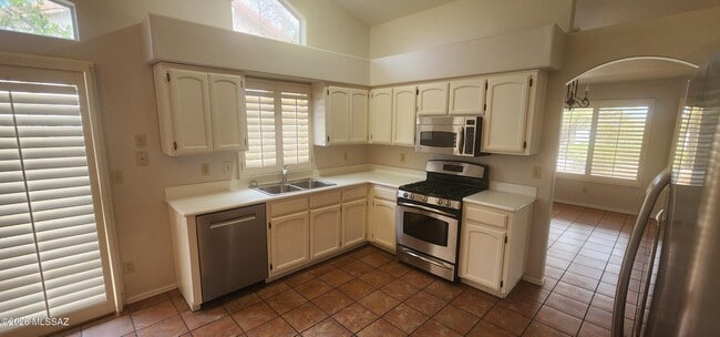 Building Photo - 71 E Windhill Dr