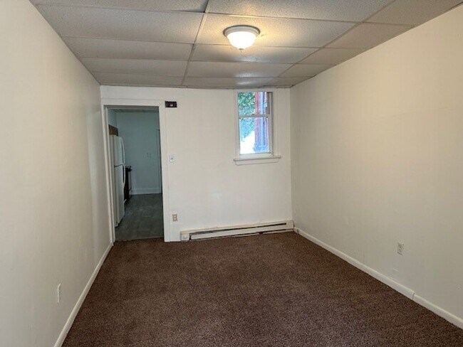 Building Photo - 4 Bedroom 1 Bathroom Row Home 3 Stories Lo...