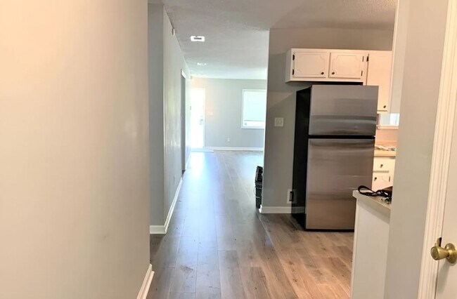 Foto del edificio - SCAD-Friendly 3BR Home – Walk to Bus Stop | Roommates Welcome!