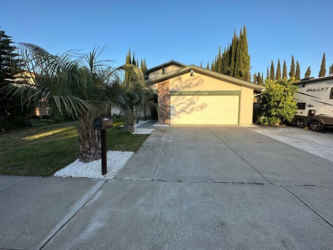 Foto del edificio - Beautiful 4 Bedroom, 2.5 Bath Home with Solar & Private Tree Enclosed Pool