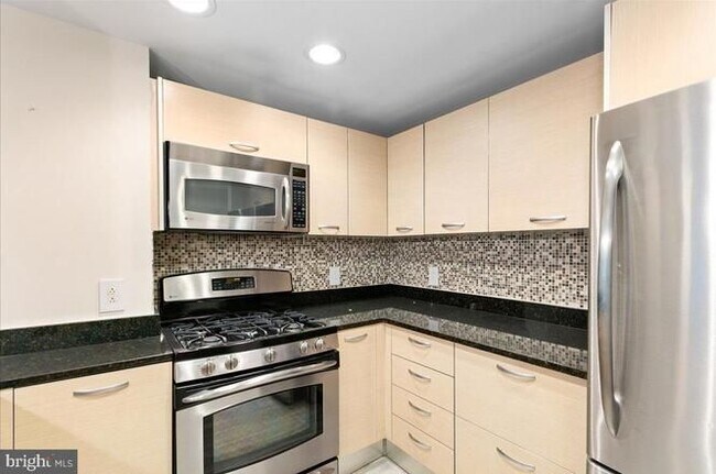 Foto del edificio - 2451 Midtown Ave