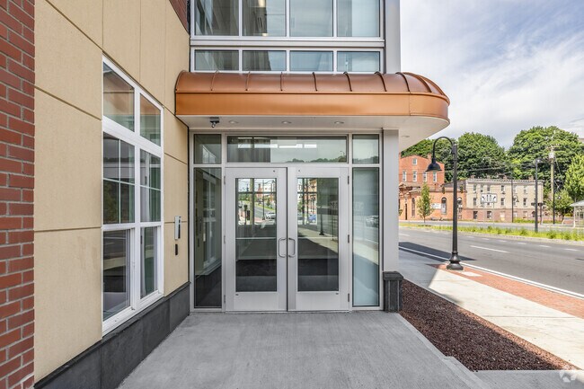 Entrada - Trolley Pointe