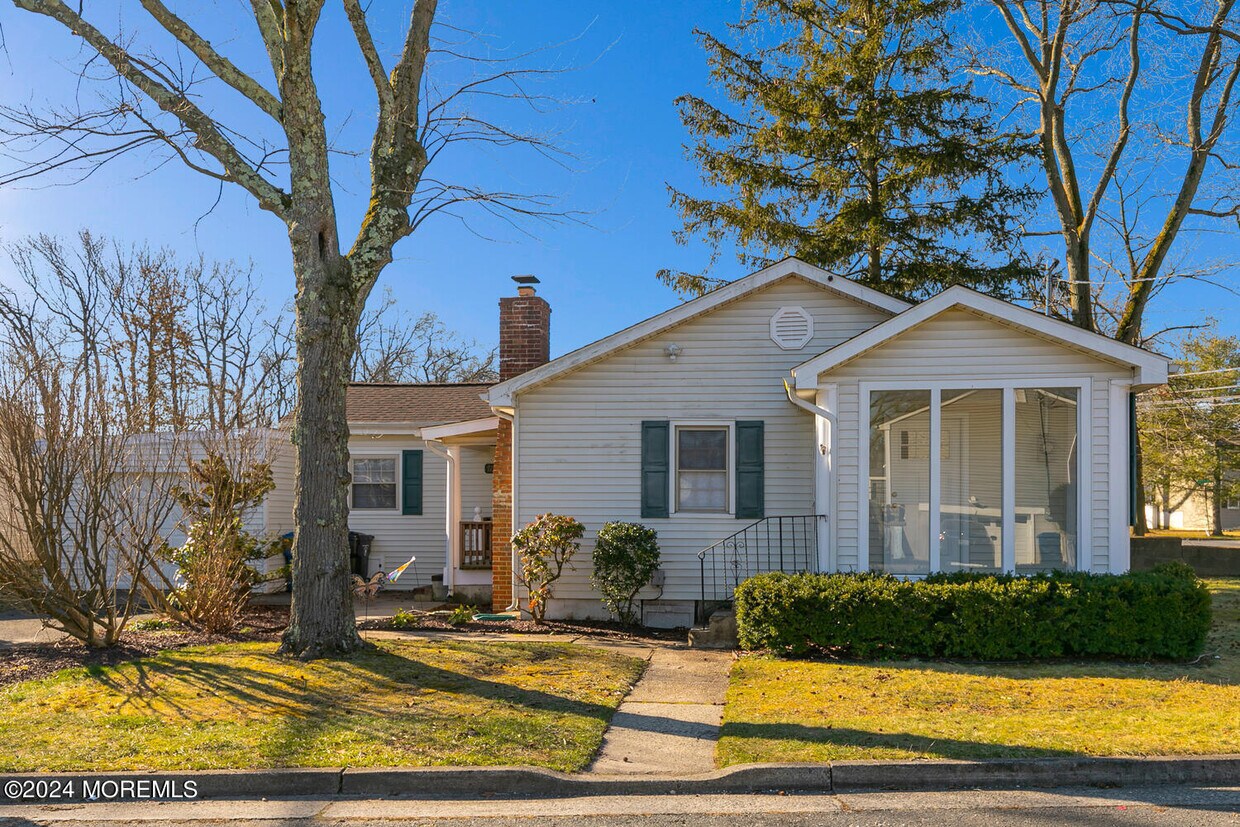 Foto principal - 717 Harmony Rd