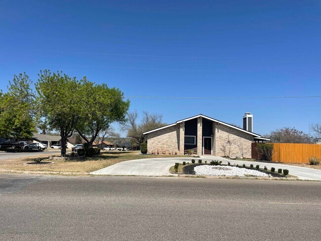 Building Photo - 101 Espuela Dr