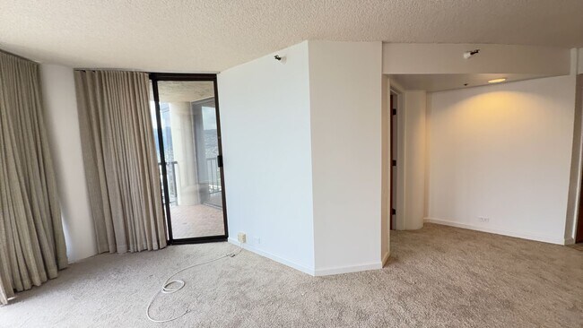 Foto del edificio - $2000 1BR/1BA, 1 Covered PKG, in the heart of Honolulu.