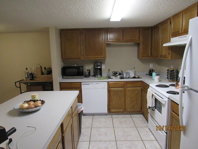 Foto del edificio - 1853 Whispering Oaks Ln
