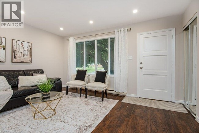 Building Photo - 185 Cedarvale Crescent