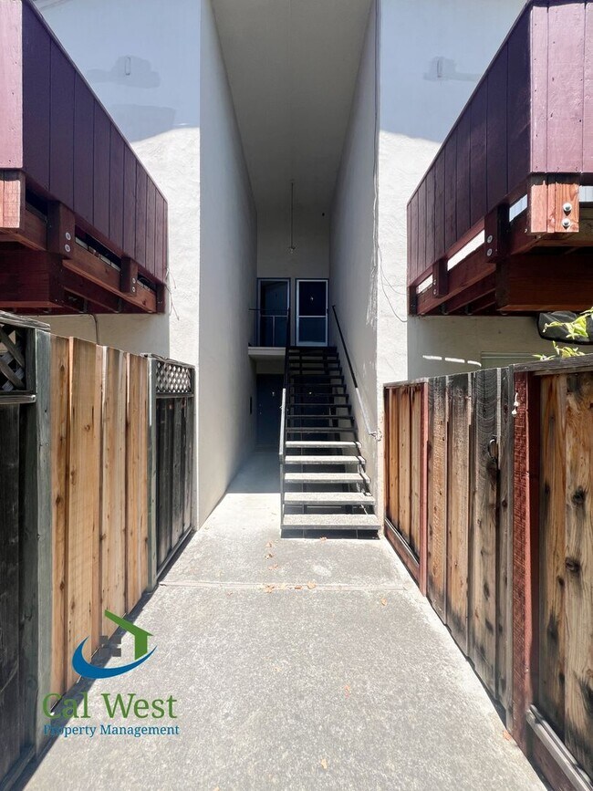 Foto del edificio - $2895 -  Downstairs 2 Bed 1.5 Bath-Updated Kitchen near Westgate Center