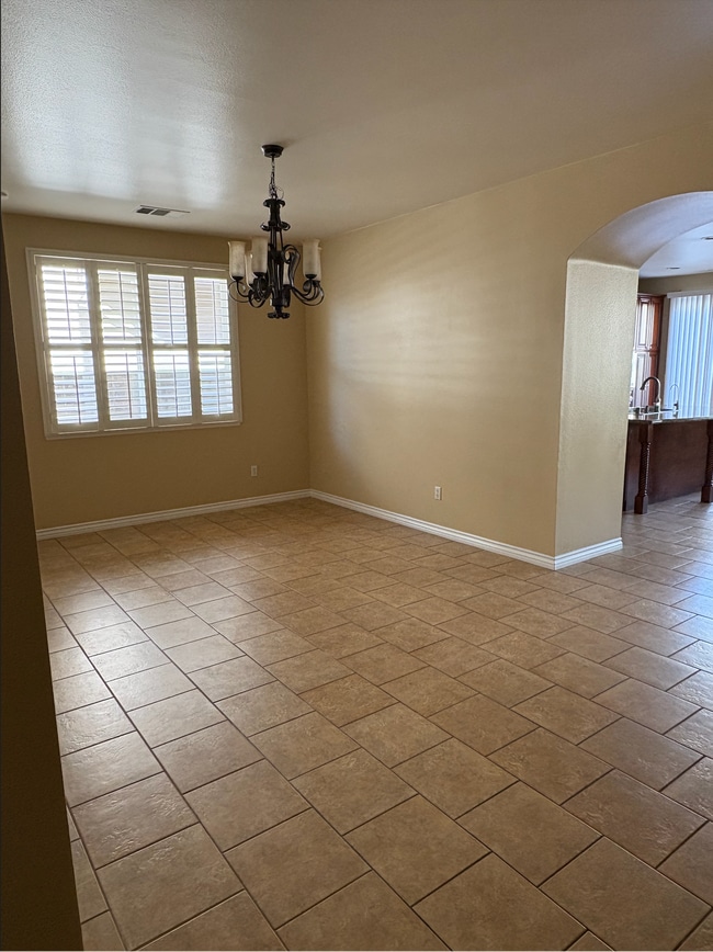 Comedor - 3833 East Park