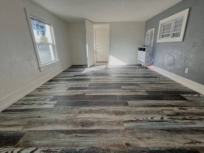 Building Photo - Douglas St. - 12909-12911