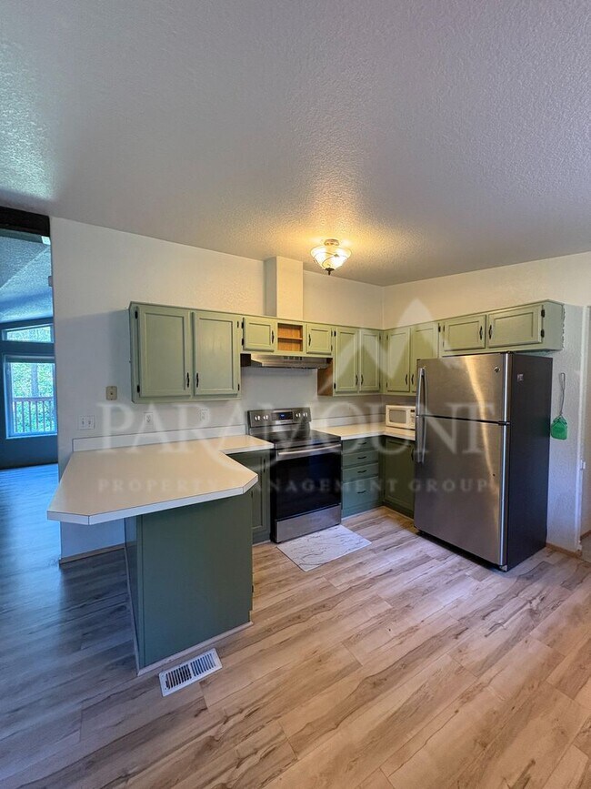 Foto del edificio - Spacious 3 Bedroom 2 Bathroom with yard space!