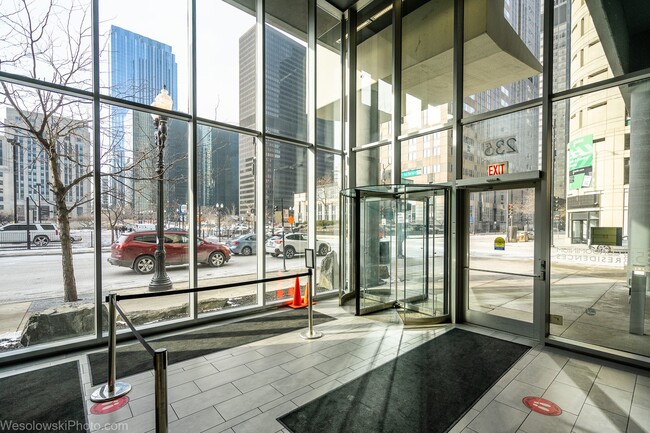 Lobby - 235 W Van Buren St