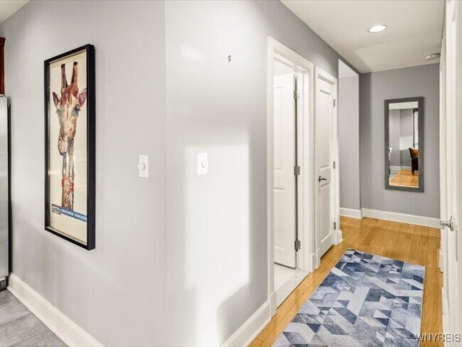 Building Photo - 610 Main St