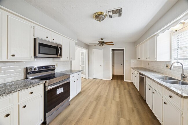 Foto del edificio - 25903 Long Hill Ln