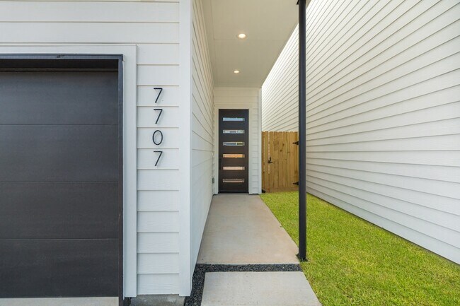 Foto del edificio - 7707 Inwood Grv Ln