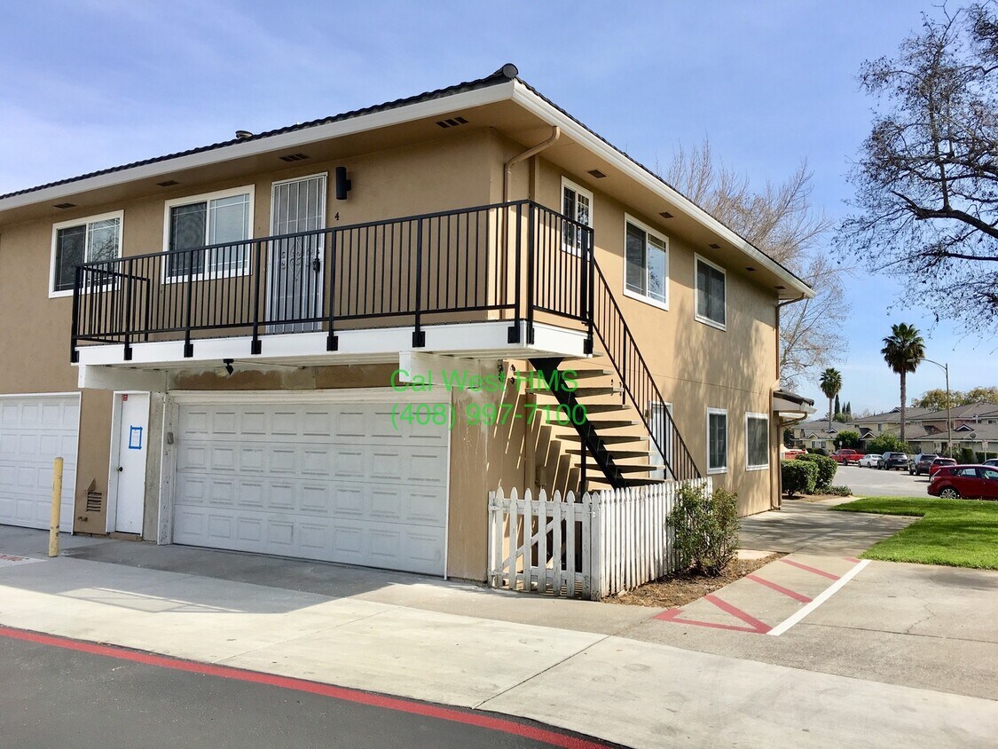 Primary Photo - $2,395 - 2 Beds/1 Bath Upstairs Condo Near...