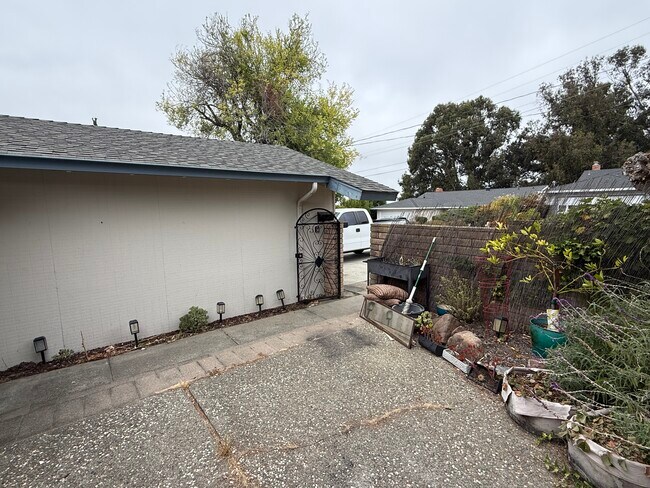 Building Photo - 2027 Nina Ct