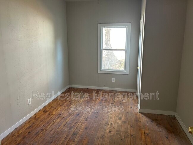 Building Photo - 331 W College St