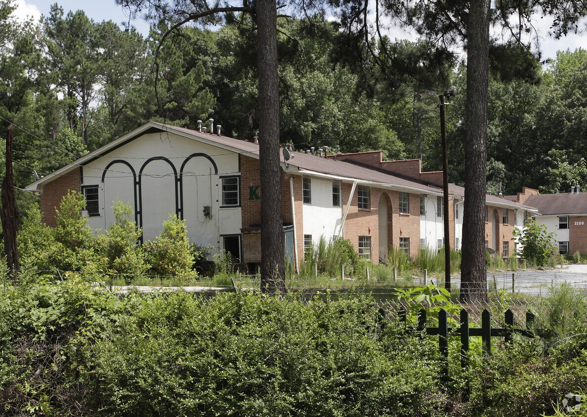 Foto principal - Chastain Pines Apartments