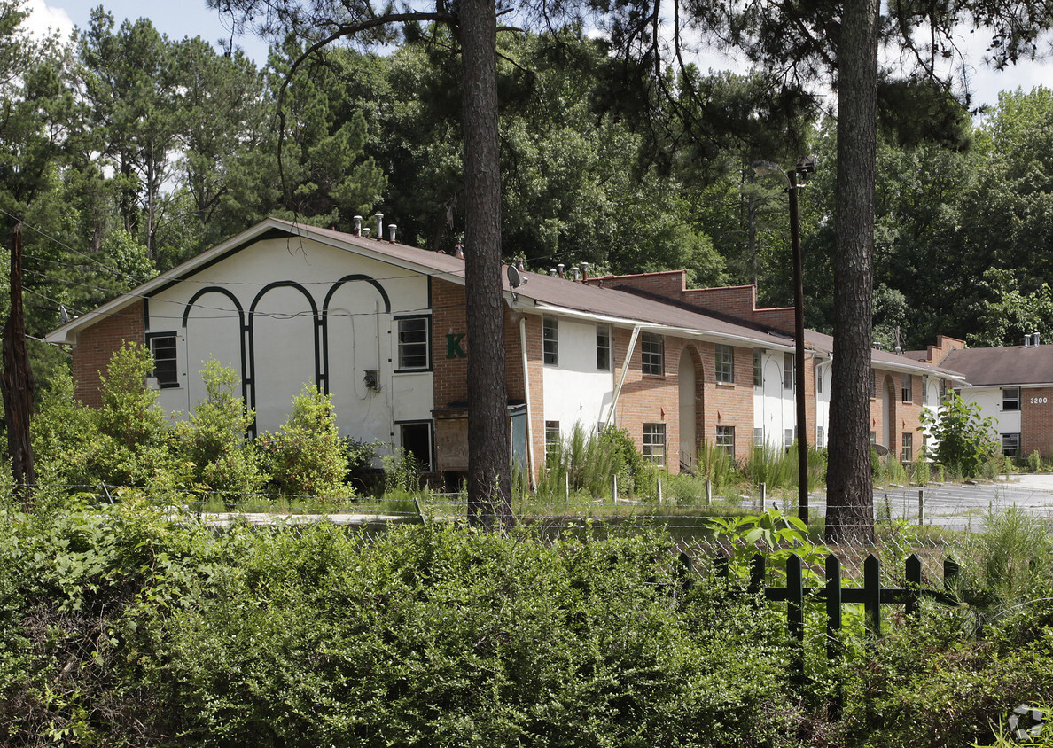 Primary Photo - Chastain Pines Apartments