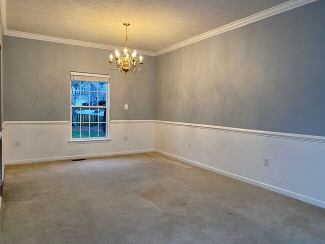 Building Photo - Charming 4 Bedroom/2.5 Bathroom in White M...