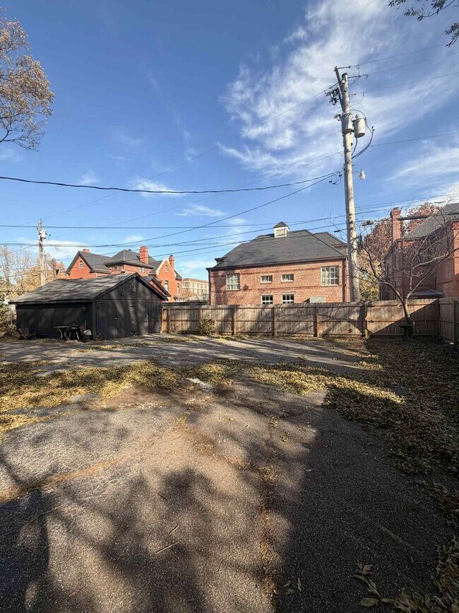 Foto del edificio - 411 S Jackson Ave