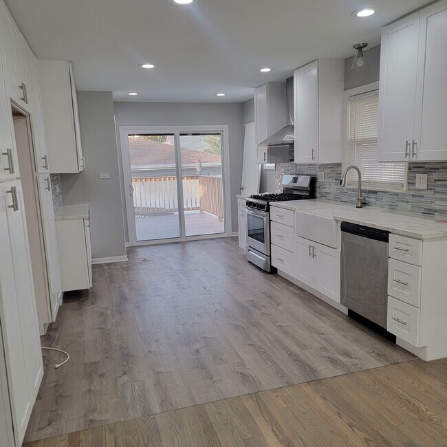 Foto del edificio - 9136 Roach Ave