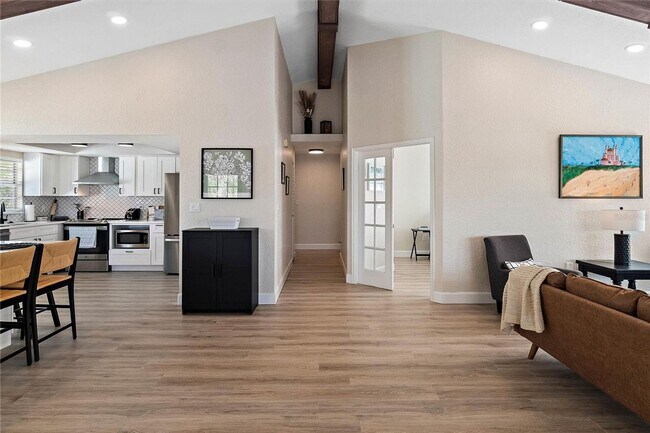 Foto del edificio - Immaculately remodeled Key West style home...