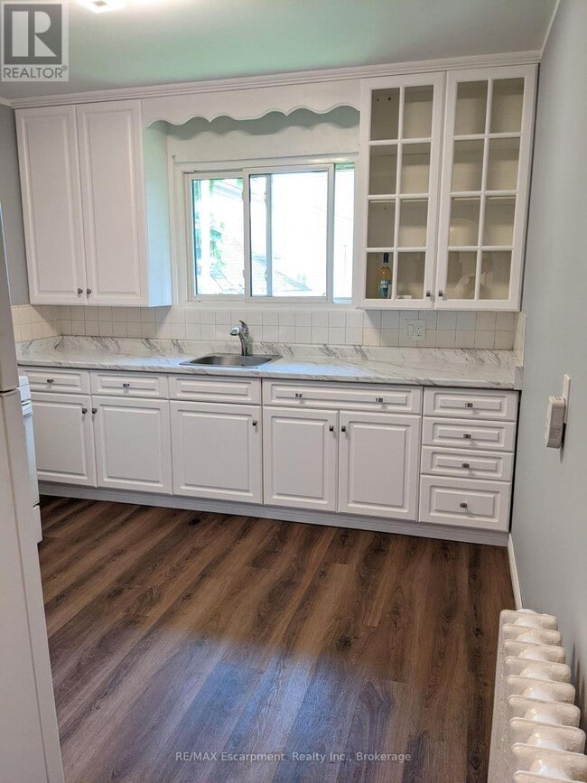 Building Photo - 158 James St