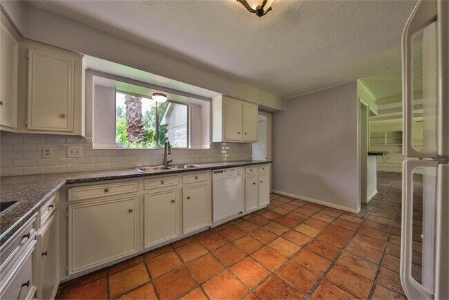 Building Photo - 2029 Briargreen Dr