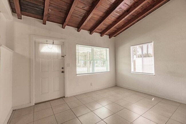 Foto del edificio - TWO BEDROOM CHARMER IN WEST PALM BEACH