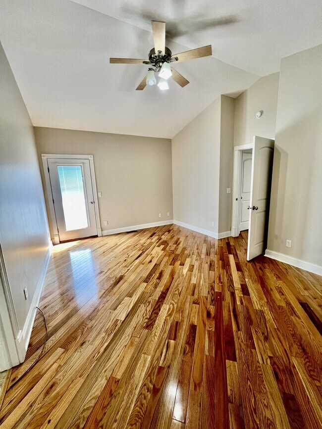 Foto del edificio - 40 Brownstone Dr