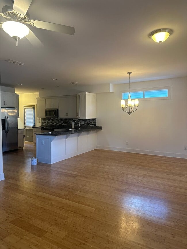 Building Photo - Awesome 3 bedroom Available NOW