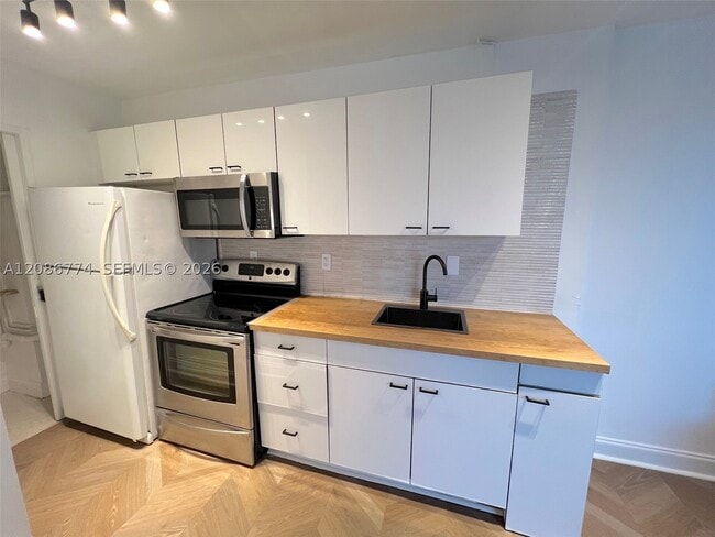 Building Photo - 1255 Collins Ave