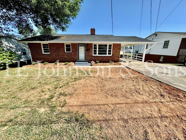 Foto del edificio - Charming 3-Bed Home Near Downtown Winston-...