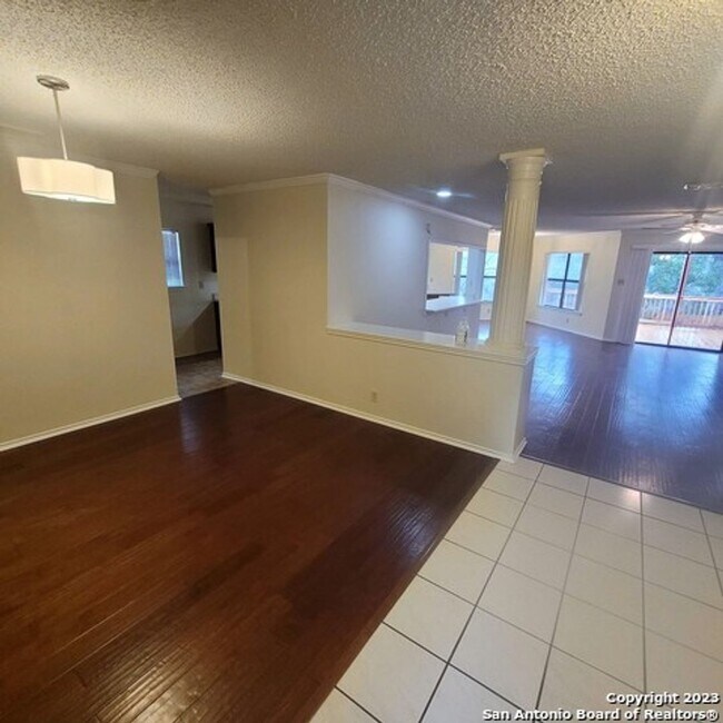 Foto del edificio - 3234 Mid Hollow Dr