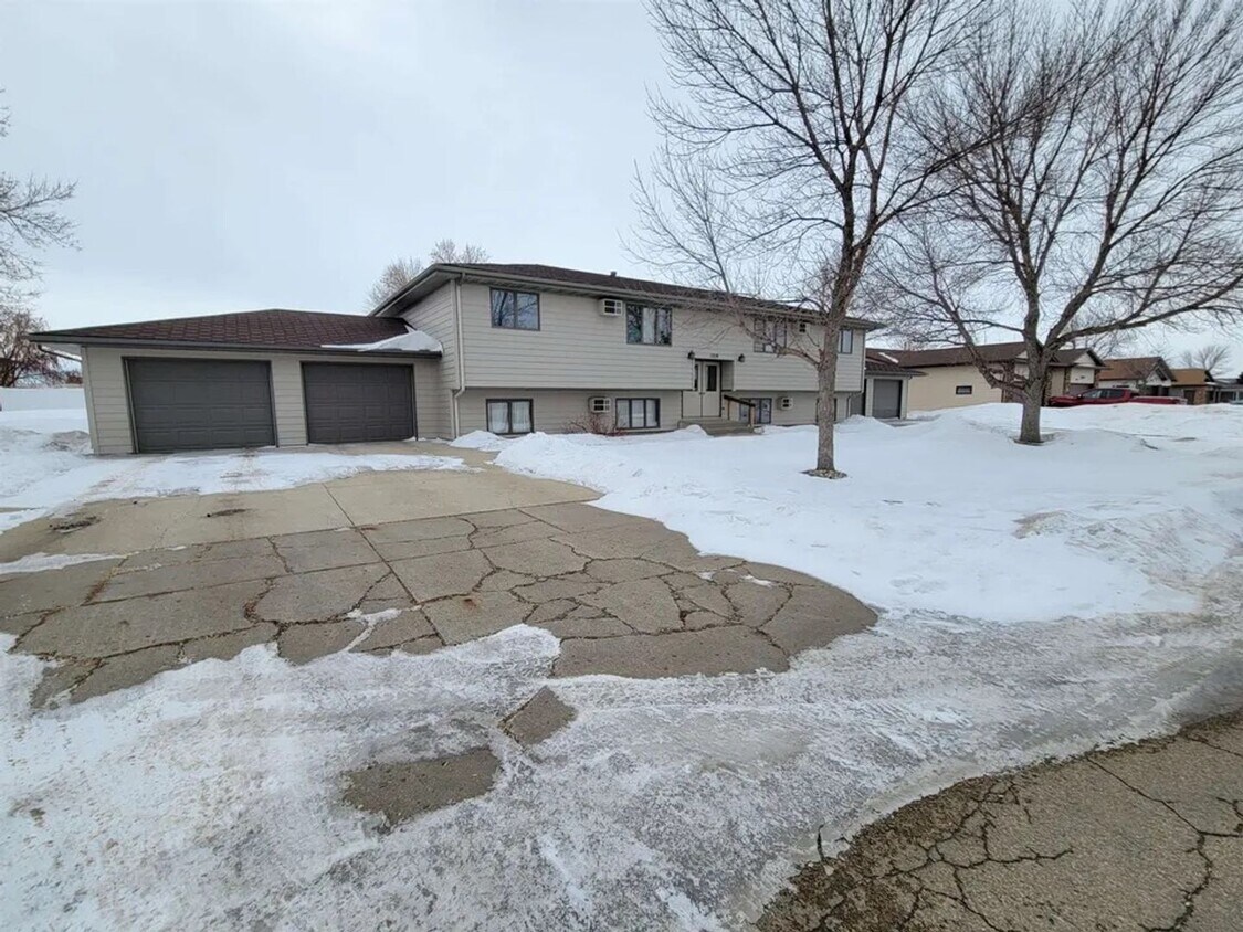 1319 32nd Ave SW Unit 3, Minot, ND 58701 Room for Rent in Minot, ND