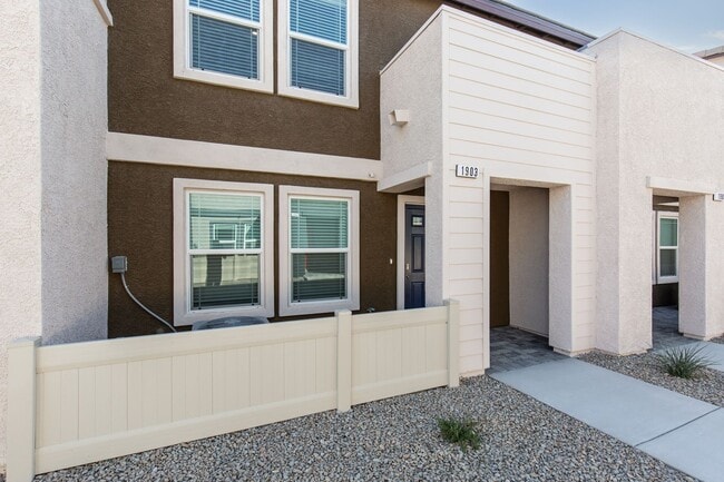 Building Photo - **Call This Stunning New Build Townhouse H...