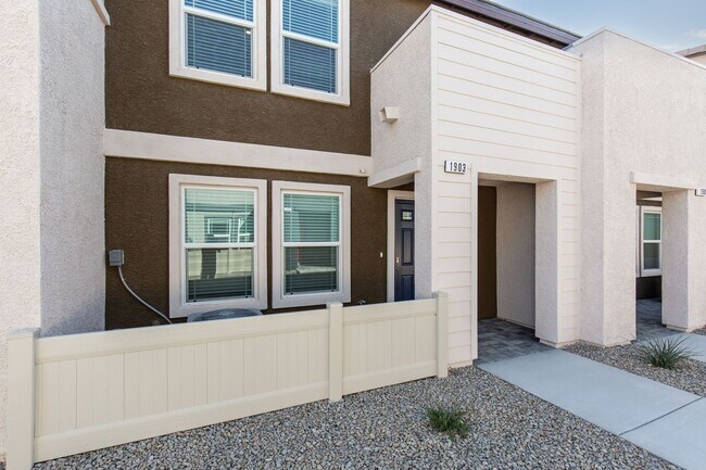 Foto del edificio - **Call This Stunning New Build Townhouse H...