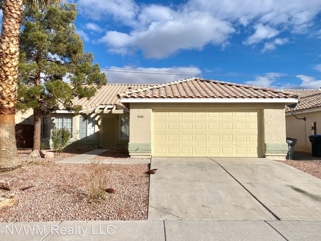 4 br, 2.5 bath House 3908 Iverson Ln House Rental in North Las